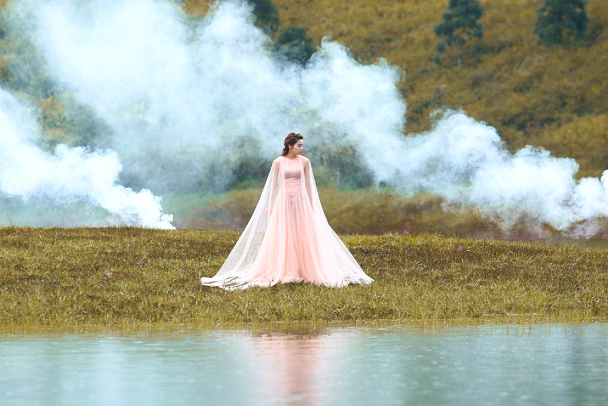 MV Tội Lỗi được thực hiện như một đoạn phim ngắn. Để chắt lọc hình ảnh của mình cũng như phù hợp với nội dung câu chuyện muốn truyền tải, những dằn vặt, đớn đau trong tình yêu, Hồ Ngọc Hà khiêm tốn nhường đất diễn cho 2 diễn viên trẻ Bê Trần và Phương Ly. 