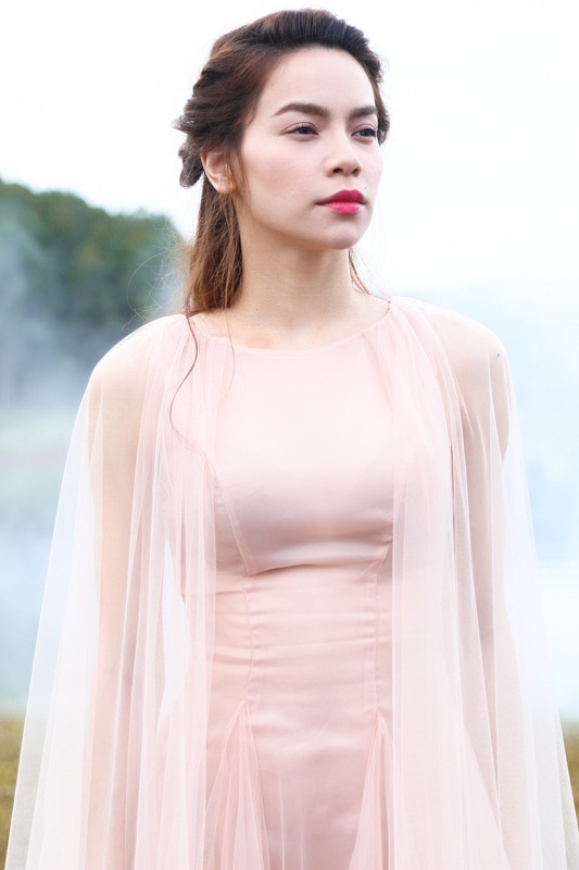 Không tham gia diễn xuất chính, nữ hoàng giải trí vẫn đầu tư hình ảnh khi xuất hiện trong các khuôn hình. Trong trang phục của nhà thiết kế Lý Quí Khánh, bà mẹ một con đẹp mong manh hòa cùng nét đẹp thơ mộng của Đà Lạt mang đến nhiều hình ảnh bắt mắt, thu hút và đượm buồn. Sau 3 tiếng đồng hồ ra mắt, MV đạt hơn 100.000 lượt xem.