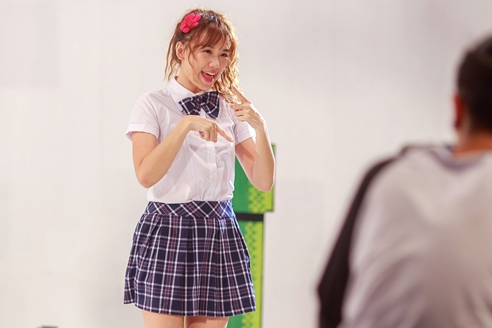 Hari Won dien vay ngan lam nu sinh hinh anh