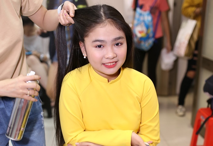 Thien Nhan ra dang thieu nu khi tro lai The Voice Kids hinh anh