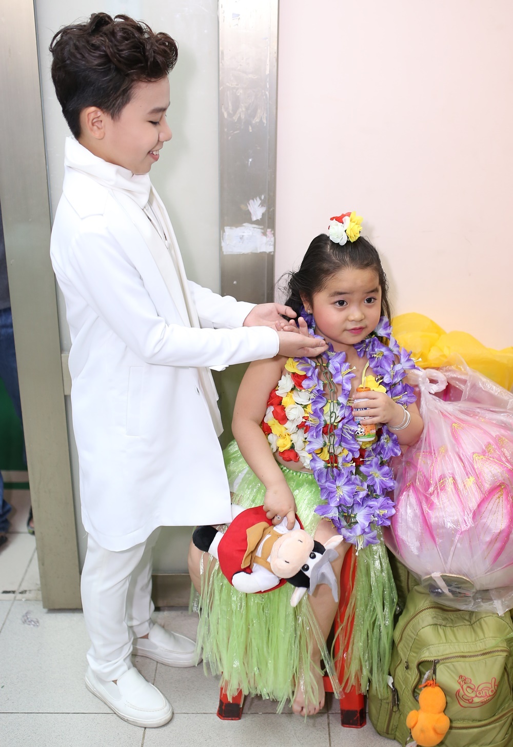 Hai học trò của chị Tư – Công Quốc và Nhã Thy thân thiết sau thời gian cùng nhau sinh hoạt và luyện tập.