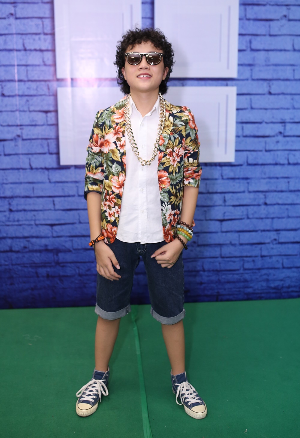 Cậu bé tóc xù Hoàng Anh biểu diễn cùng hai cô nhóc trong một liên khúc sôi động của ca sĩ Thu Minh.