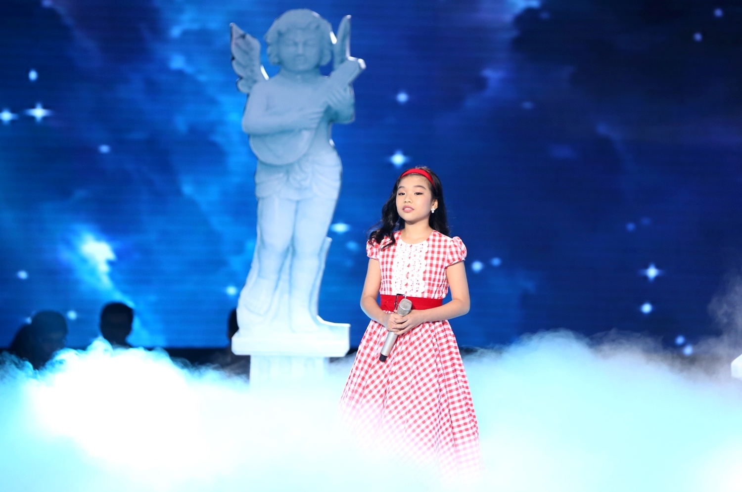 Phương Khanh tiếp tục với dòng nhạc opera với bài hát Trở về mái nhà. Với giọng giả thanh cao vút, Phương Khanh luôn khiến người nghe phải nổi da gà.