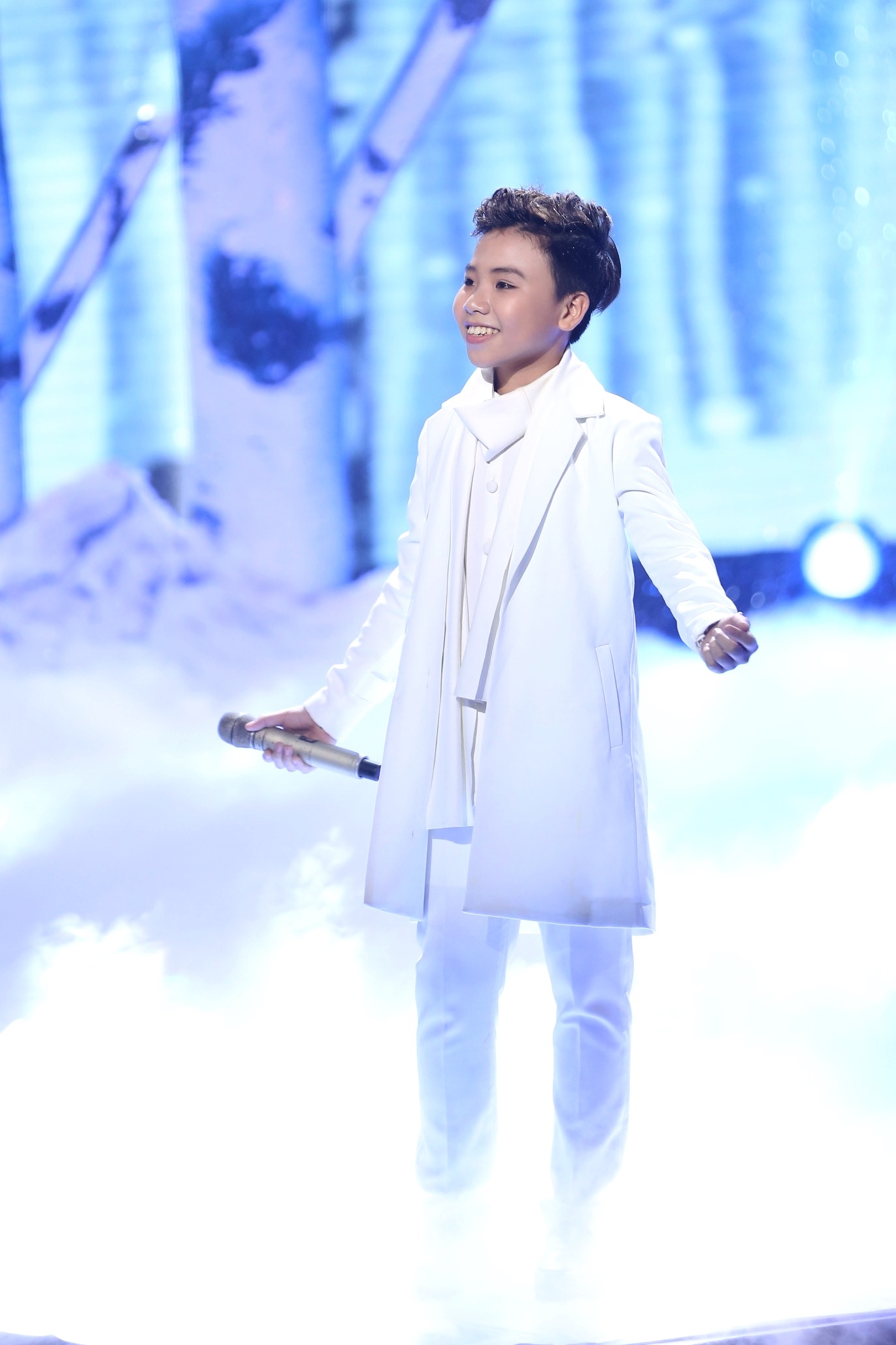 Trong khi đó, Công Quốc phô diễn cách hát tinh tế luyến láy điêu luyện khi thể hiện nhạc phẩm Giữa mạc tư khoa nghe câu hò Nghệ tĩnh. Lưu Hương Giang cho biết Công Quốc xứng đáng tỏa sáng hơn không chỉ dừng lại ở The Voice Kids. Cô hy vọng cậu bé sẽ đi sâu vào con đường ca hát để có thể khiến ba mẹ tự hào.