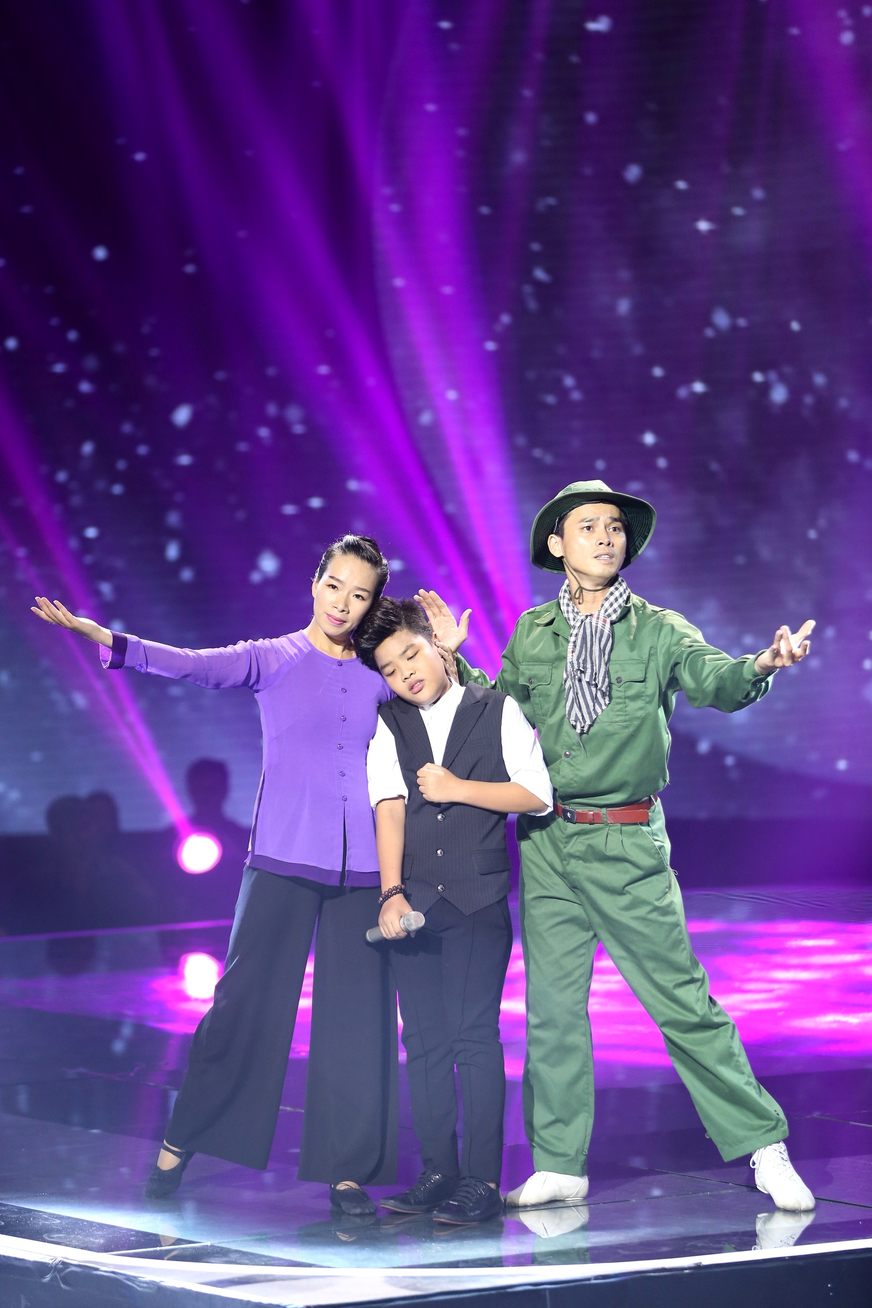 Ở team Dương Khắc Linh, hai học trò cưng vẫn giữ vững phong độ trình diễn. Tiến Quang tiếp tục thể hiện giọng hát đầy tình cảm nhưng không kém nội lực qua ca khúc Mẹ. Cẩm Ly xúc động khi nghe cậu bé truyền cảm cảm xúc. Cô chia sẻ sự vui mừng về sự chính chắn của học trò cũ. 