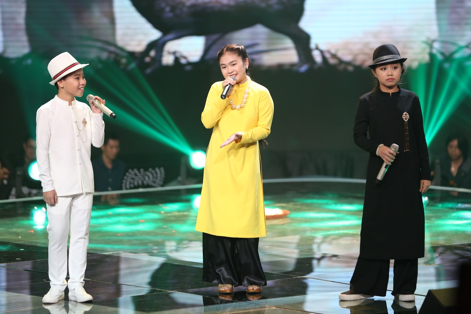 Hòa giọng trong liên khúc Anh Ba anh Tư, Lý qua rừng, Lý bánh bò, các học trò Cẩm Ly không chỉ hát mà còn trổ tài diễn xuất dễ thương, lôi cuốn. 