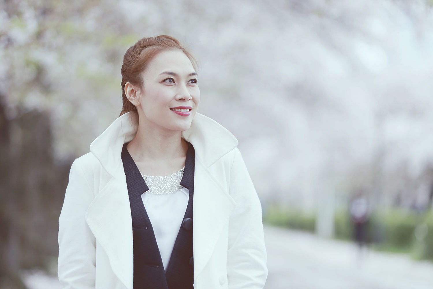 My Tam quay MV moc mac giua vuon hoa anh dao hinh anh