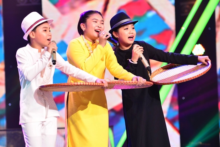 Thien Nhan, Hoang Anh gay an tuong khi ho tro dan em hinh anh