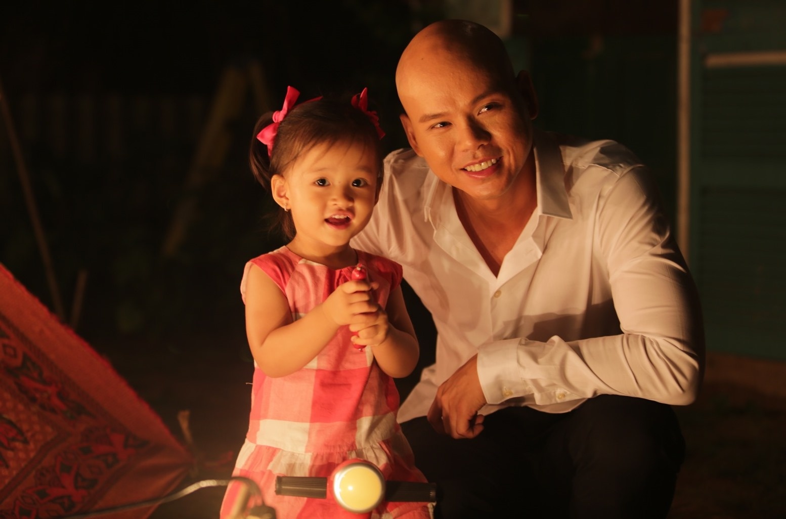 Con gai Phan Dinh Tung quay tung phim truong cua bo hinh anh