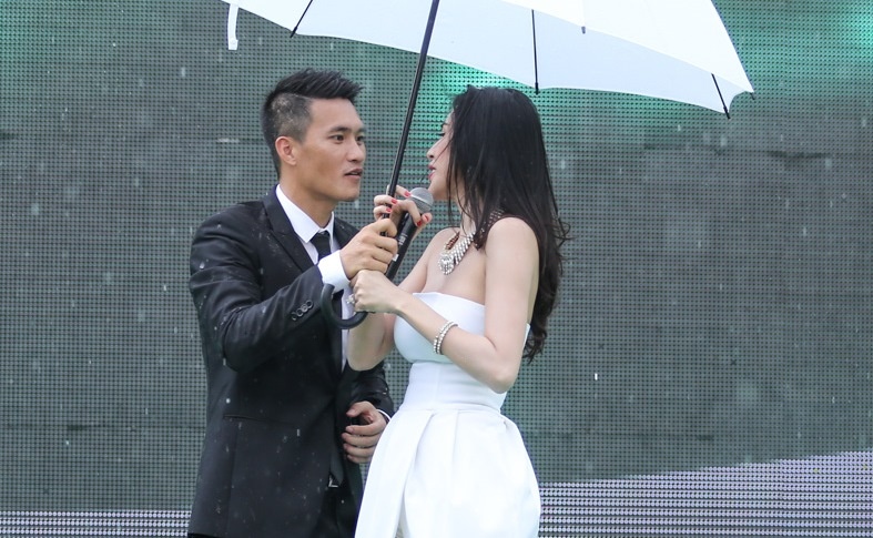 Thuy Tien duoc Cong Vinh che o tranh mua tren san khau hinh anh