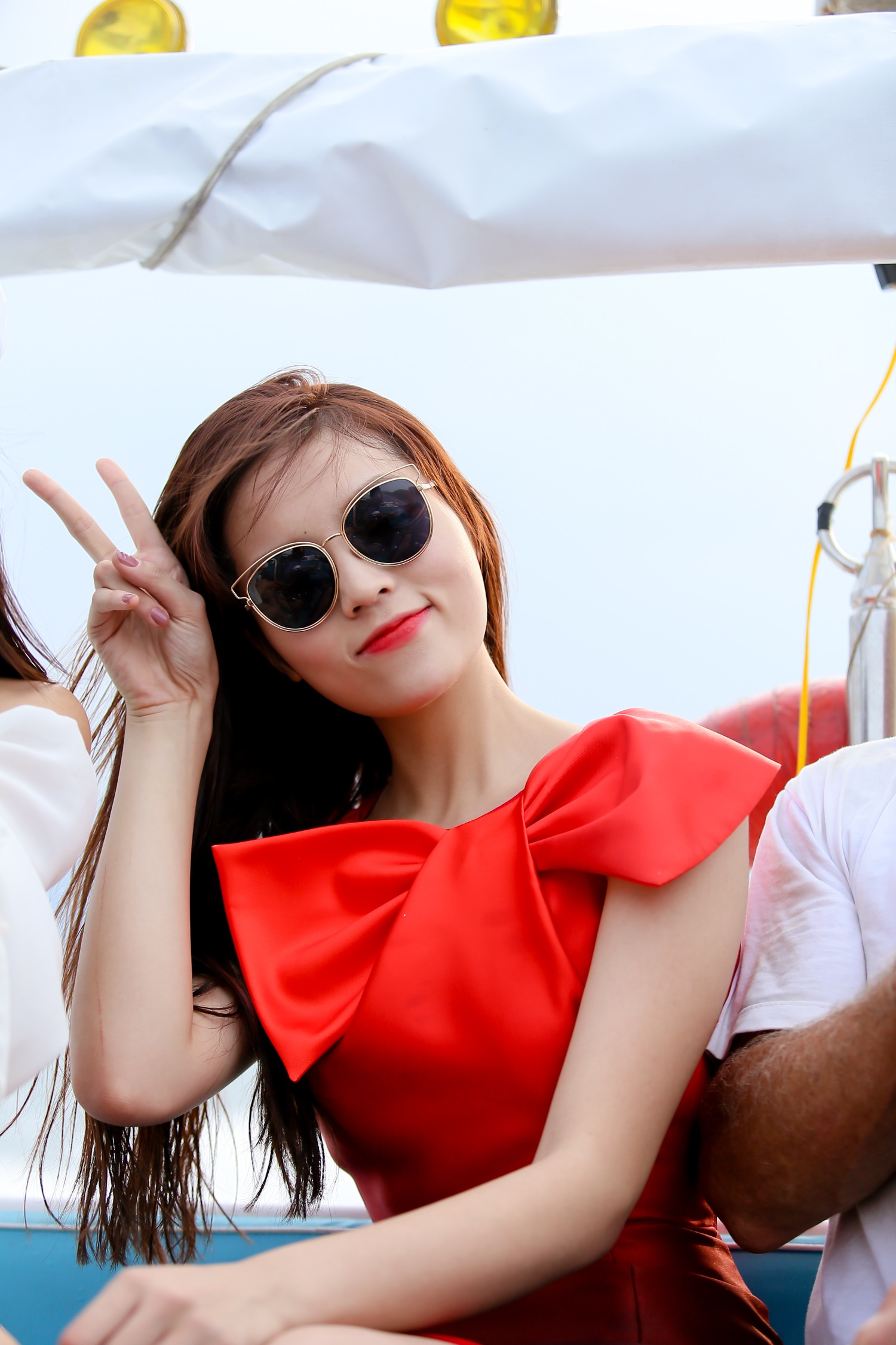 Ngoài ra Kỳ Duyên còn được ông Randy Dodson - CEO của tập đoàn CMG.Asia, đơn vị tổ chức sự kiện cho biết thêm nhiều thông tin thú vị về con tàu như giá trị, cách lái và những khó khăn của các thành viên trên đoàn trong cuộc đua từ Hồng Kong về Việt Nam. 