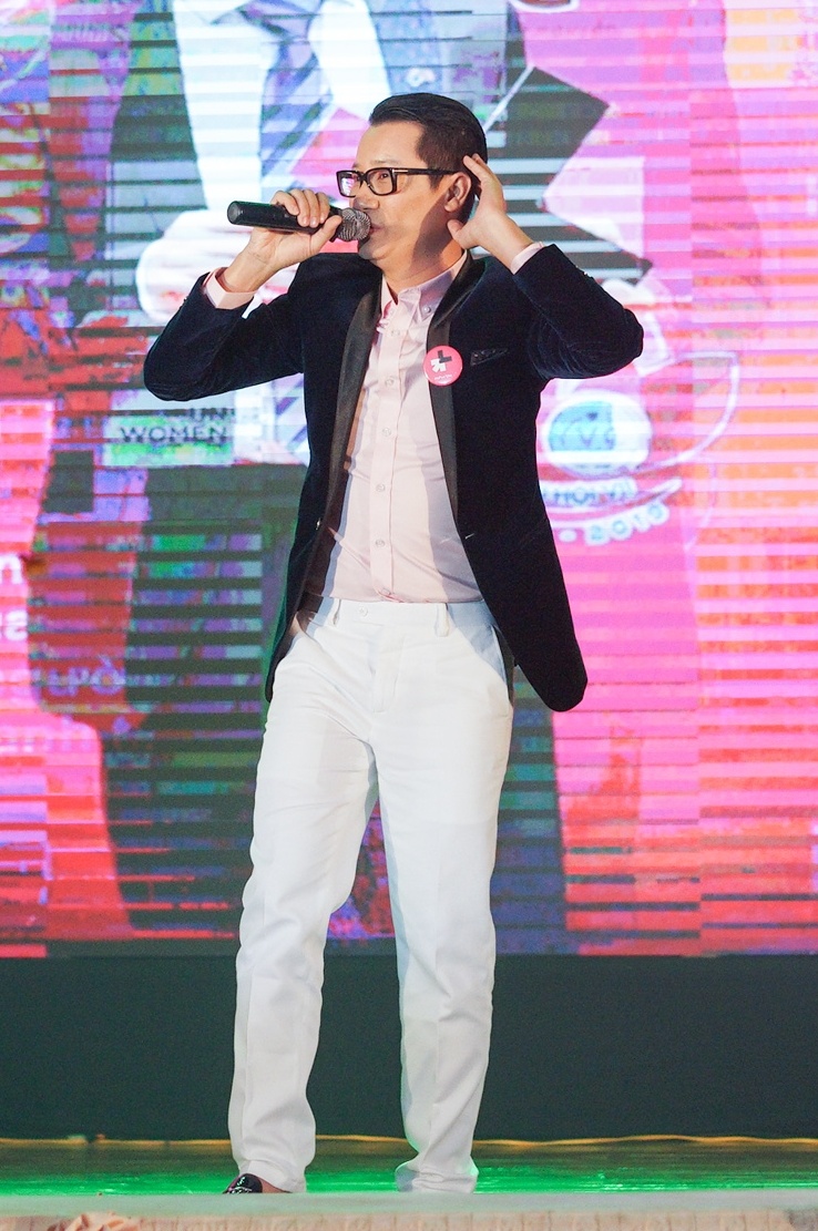 Hoàng Bách đã trình diễn ca khúc do anh sáng tác “Vì nụ cười em” dành riêng cho phong trào HeForShe và đã nhận được sự cổ vũ nhiệt tình từ các bạn sinh viên đến từ trường Đại học Ngoại giao, Hà Nội. Bên cạnh đó, anh cũng đã có phần giao lưu, chia sẻ vui vẻ và thú vị với hàng ngàn bạn sinh viên xoay quanh những vấn đề về bình đẳng giới.