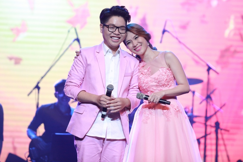 Bên cạnh đó, màn song ca giữa Mỹ Tâm cùng các học trò cũng là một trong những điểm nhấn chính của chương trình. Khán giả được một lần nữa “nổi da gà” trước bản Mashup Mưa đầy da diết giữa Mỹ Tâm cùng Vân Anh và Thu Thủy hay trầm lắng, suy tư với Yêu xa cùng Đức Phúc. Là những cô, cậu học trò nhỏ bước ra từ chương trình Giọng hát Việt 2015, qua bàn tay của Họa mi tóc nâu, các em ngày càng trưởng thành hơn và dần khẳng định vị trí trên thị trường âm nhạc.