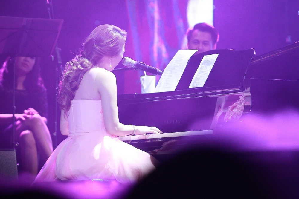 Càng về cuối chương trình, Mỹ Tâm càng khiến khán giả “bấn loạn” khi thể hiện những ca khúc gắn liền với tên tuổi của cô như Như một giấc mơ, Vì em quá yêu anh, liên khúc Yêu dại khở và đặc biệt là “bản hit huyền thoại” Ước gì. Cả khán phòng như vỡ òa và hát theo nàng Họa mi tóc nâu.