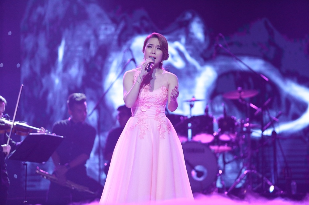 Càng về cuối chương trình, Mỹ Tâm càng khiến khán giả “bấn loạn” khi thể hiện những ca khúc gắn liền với tên tuổi của cô như Như một giấc mơ, Vì em quá yêu anh, liên khúc Yêu dại khở và đặc biệt là “bản hit huyền thoại” Ước gì. Cả khán phòng như vỡ òa và hát theo nàng Họa mi tóc nâu.