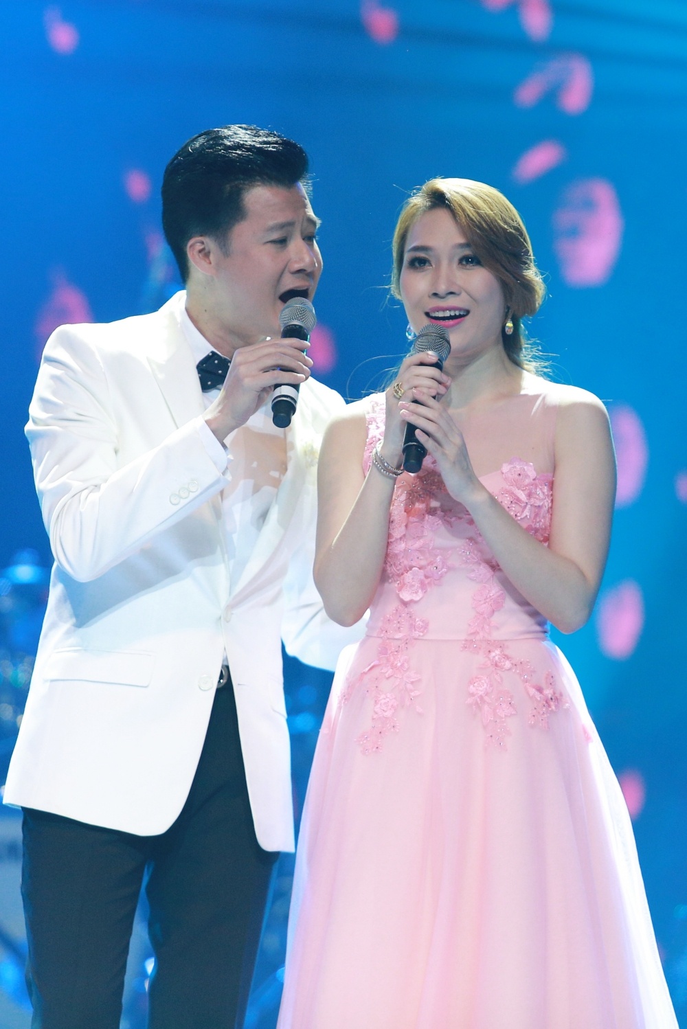 Nam ca sĩ Quang Dũng xuất hiện trong sự hò reo của khán giả. Anh đã mang đến chương trình hai ca khúc nổi tiếng đó là Tuyết rơi mùa hè và Vì đó là em. Sau đó, anh cùng với Mỹ Tâm thể hiện đầy ngọt ngào bản Mashup Tóc gió thôi bay và Về đi em.