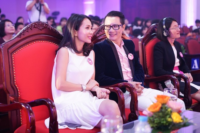 Vợ chồng Hoàng Bách hạnh phúc ở sự kiện.