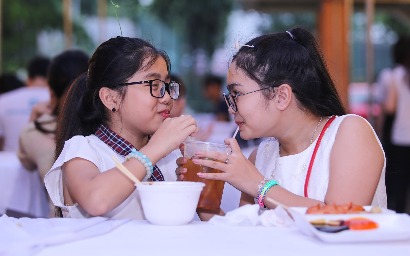 Trong khi đó, Thiện Nhân cùng các bạn cùng team chị Tư trong cả 2 mùa cũng trở lại để hòa giọng trong tiết mục đầy tình cảm.