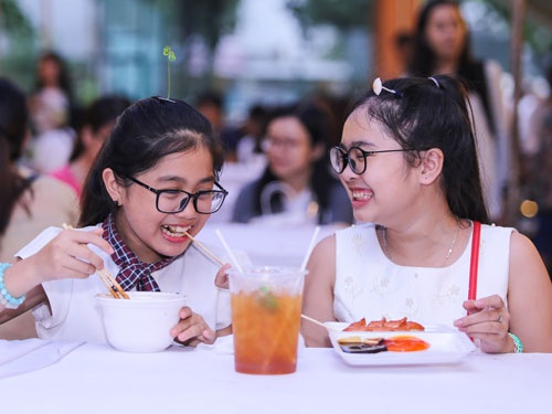 Thien Nhan - Nha Thy mua sam, an vat o hoi cho hinh anh