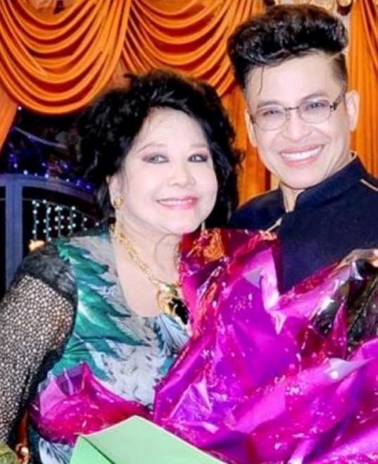 Thanh Bạch giải thích bức ảnh được cho là ảnh cưới chỉ là chụp cho vui trong một sự kiện.