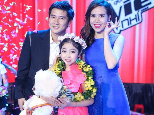 Be 9 tuoi Hong Minh dang quang Giong hat Viet nhi 2015 hinh anh