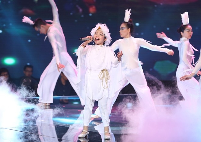 Vào bán kết 2, Hồng Minh thử sức dòng nhạc mang âm hưởng dân gian đương đại với Ngẫu hứng sông Hồng.  Lưu Hương Giang chia sẻ học trò đang bị bệnh, cả tuần phải uống thuốc kháng sinh nhưng vẫn có phần thể hiện rất tốt.