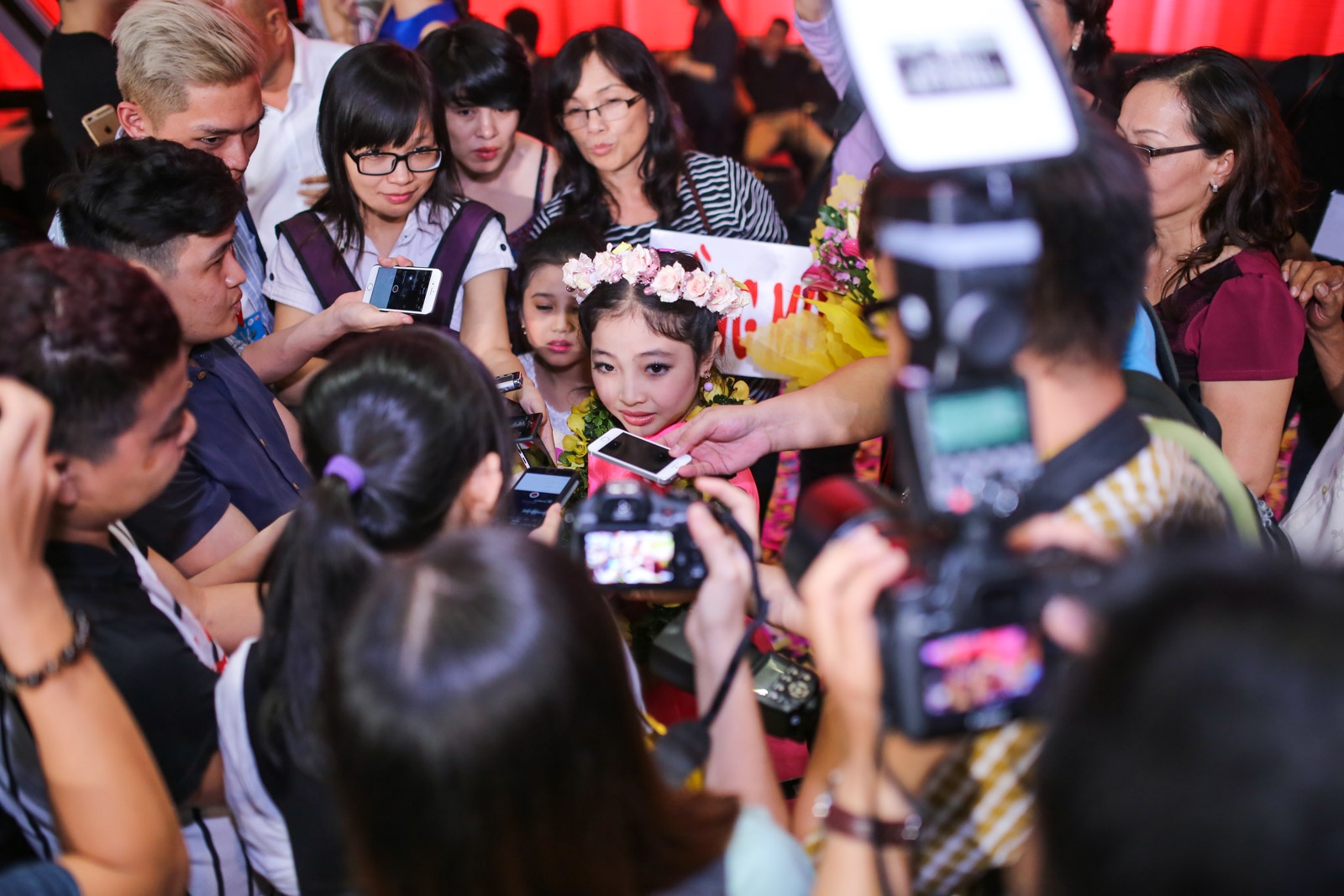 Mới 9 tuổi, cô bé đã thể hiện sự bản lĩnh và tự tin tự mình trả lời các câu hỏi của phóng viên.