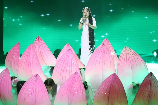 Hồ Hoài Anh – Lưu Hương Giang, “công chúa tóc mây” Hồng Minh được trao ca khúc khó Tiếng đàn bầu. Dương Khắc Linh khen Hồng Minh hát rất “vi diệu”.