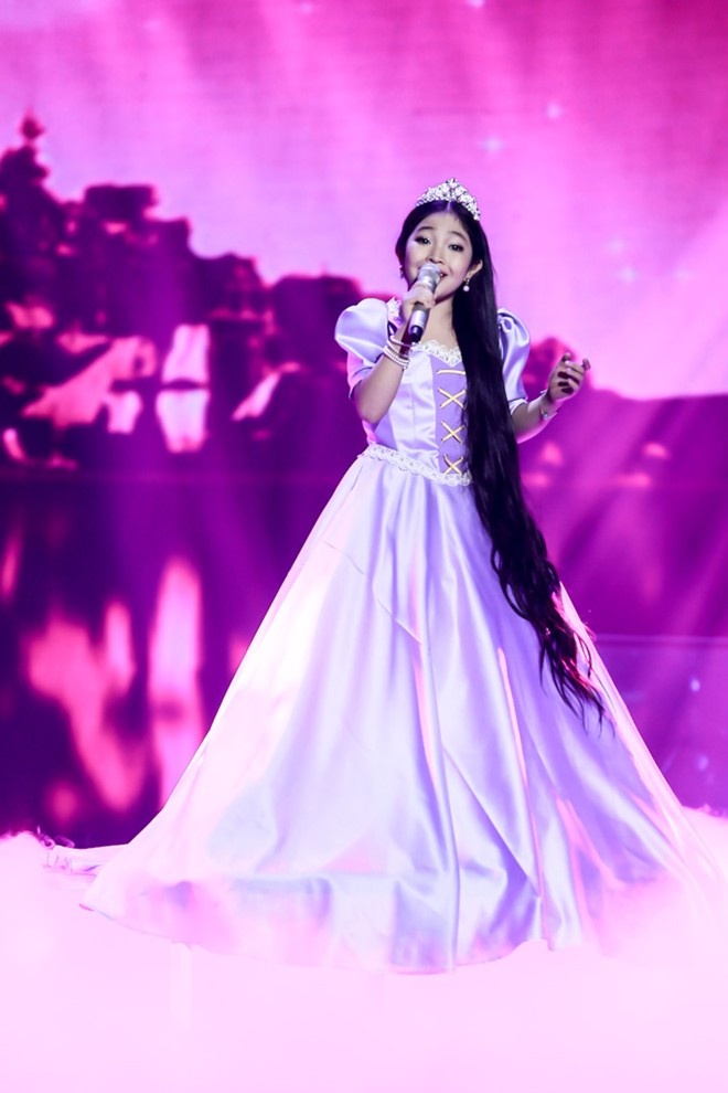 Lần đầu trình diễn trực tiếp, ba “em út” chỉ mới 9 tuổi Đỗ Minh Tuyết, Trịnh Nguyễn Hồng Minh và Đỗ Bích Hạnh đều khiến khán khán giả bất ngờ và dành nhiều tình cảm. Lần đầu tiên thử sức với ca khúc tiếng Anh, nhưng học trò cặp đôi Giang Hồ không gặp khó khăn. Nhạc sĩ Dương Khắc Linh không tiếc lời khen ngợi: “Con thể hiện ca khúc tiếng Anh như một người nước ngoài. Nói về học trò, Lưu Hương Giang không giấu sự tự hào: “Với người khác tập 10 phần, khi lên sân khấu trình diễn được 8 phần đã là tốt. Còn con hoàn toàn ngược lại, đó gọi là tố chất ngôi sao. 