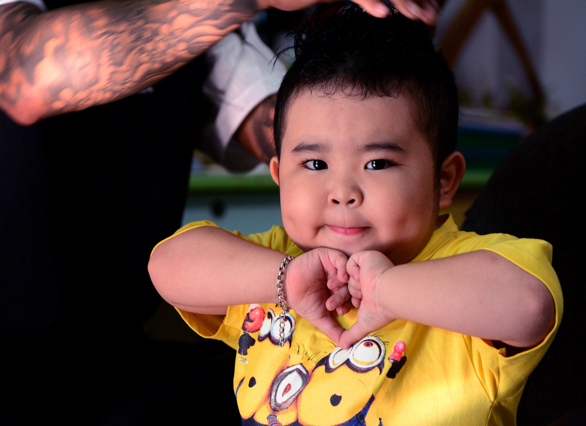 Ca si nhi Ku Tin lam dieu truoc khi di thi hat hinh anh