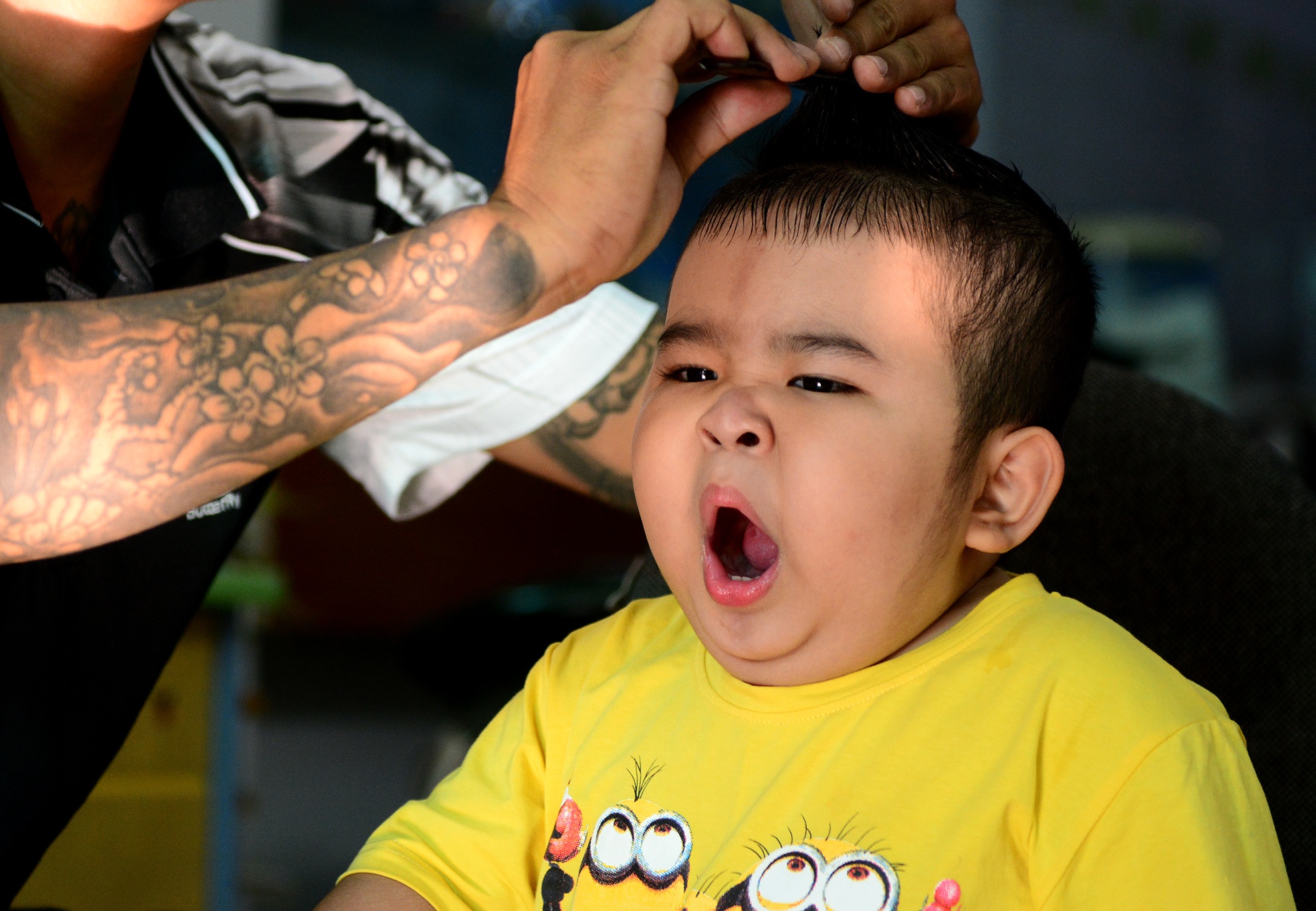 Chiều 27/8, “hiện tượng mạng” Ku Tin được cậu Ba chuẩn bị đầu tóc, quần áo cẩn thận để đến tham dự buổi tổng duyệt cho đêm thi quan trọng của cuộc thi Người hùng tí hon. 