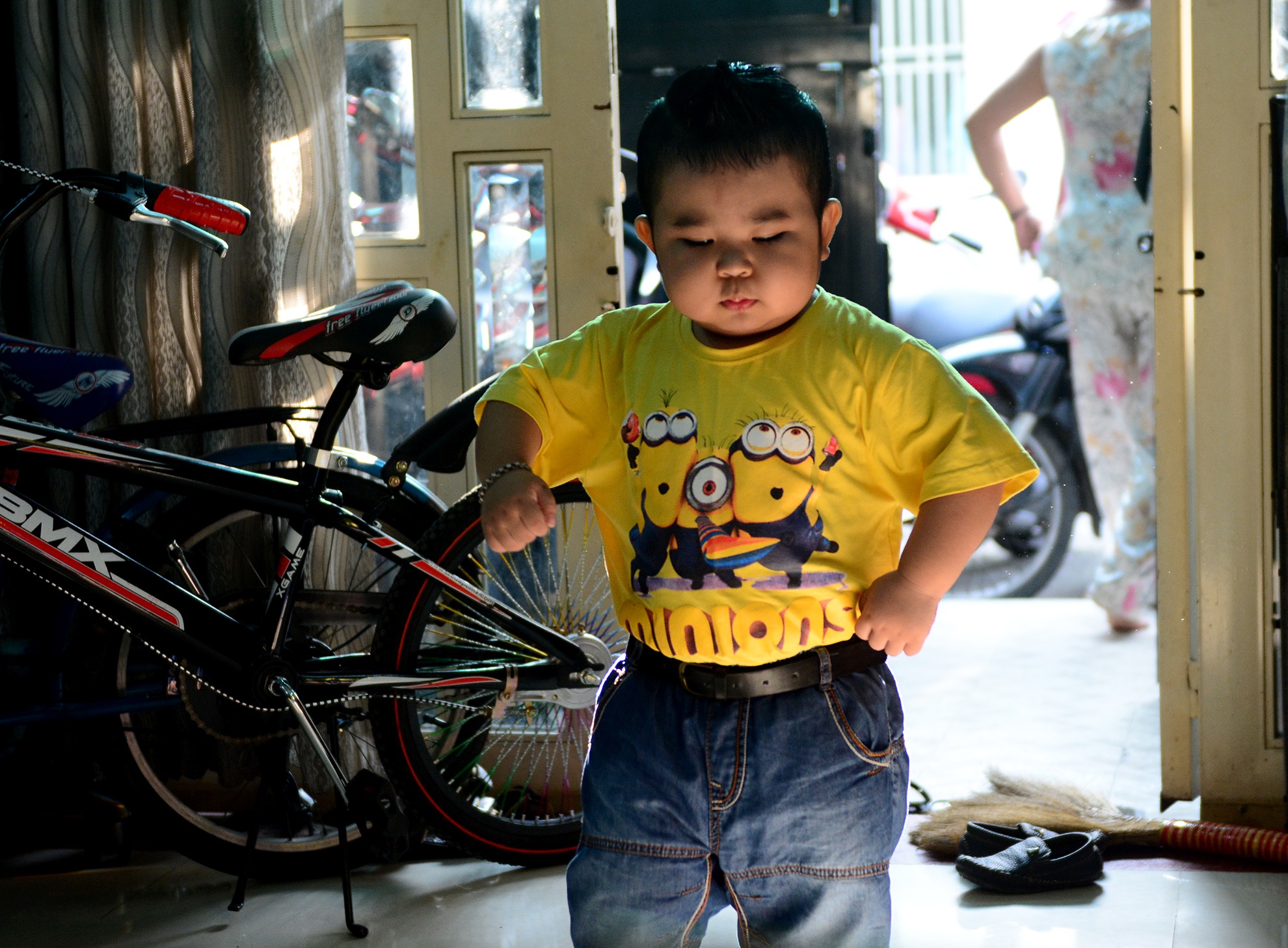 Gặp người lại, Ku Tin không hề tỏ ra nhút nhát rụt rè mà vô cùng dạn dĩ. Thậm chí, cu cậu còn chủ động bắt chuyện với những câu hỏi vô cùng thông minh. 