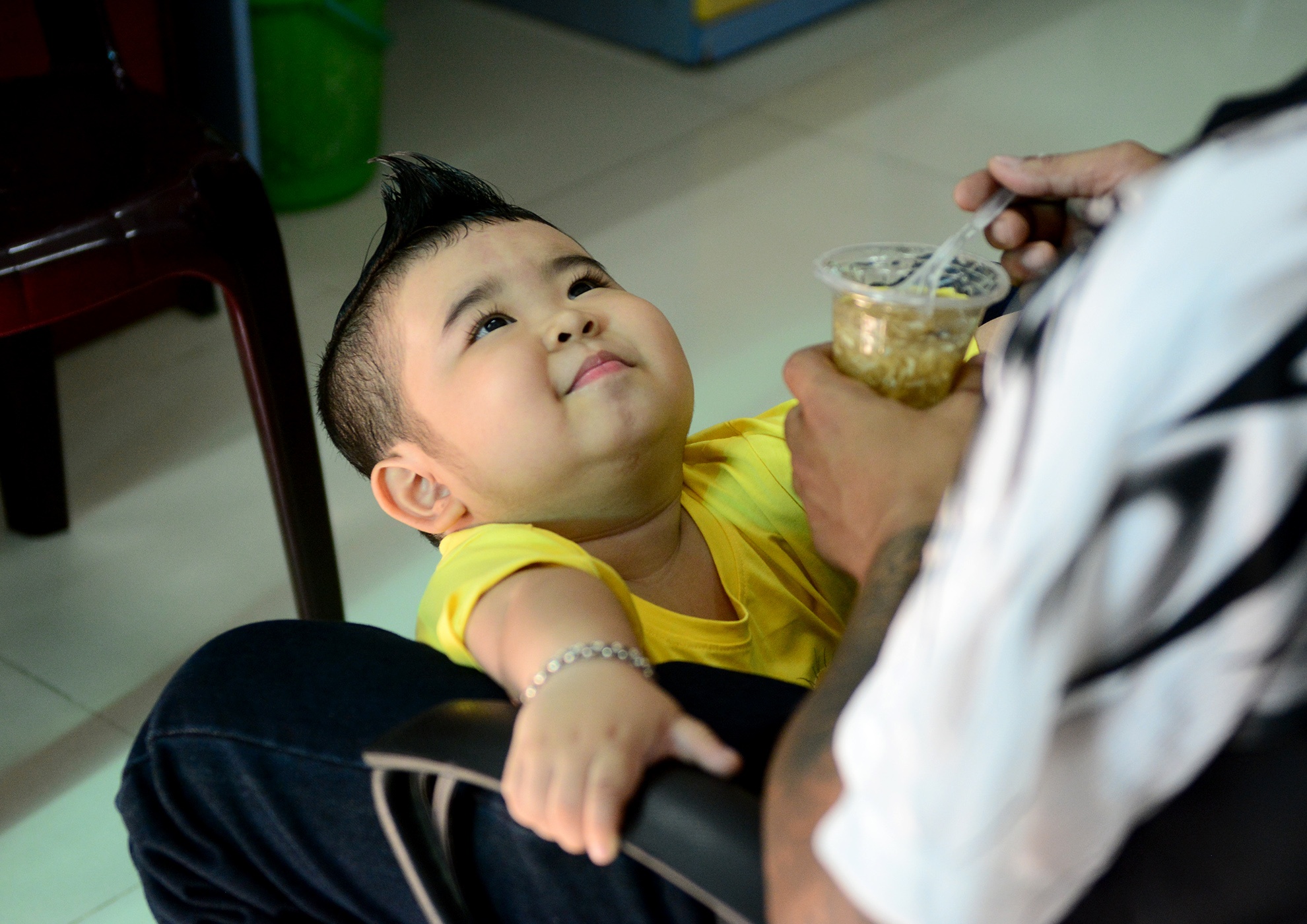 Trước khi lên đường, cậu bé được cậu Ba cho ăn lót dạ với món soup khoái khẩu. 