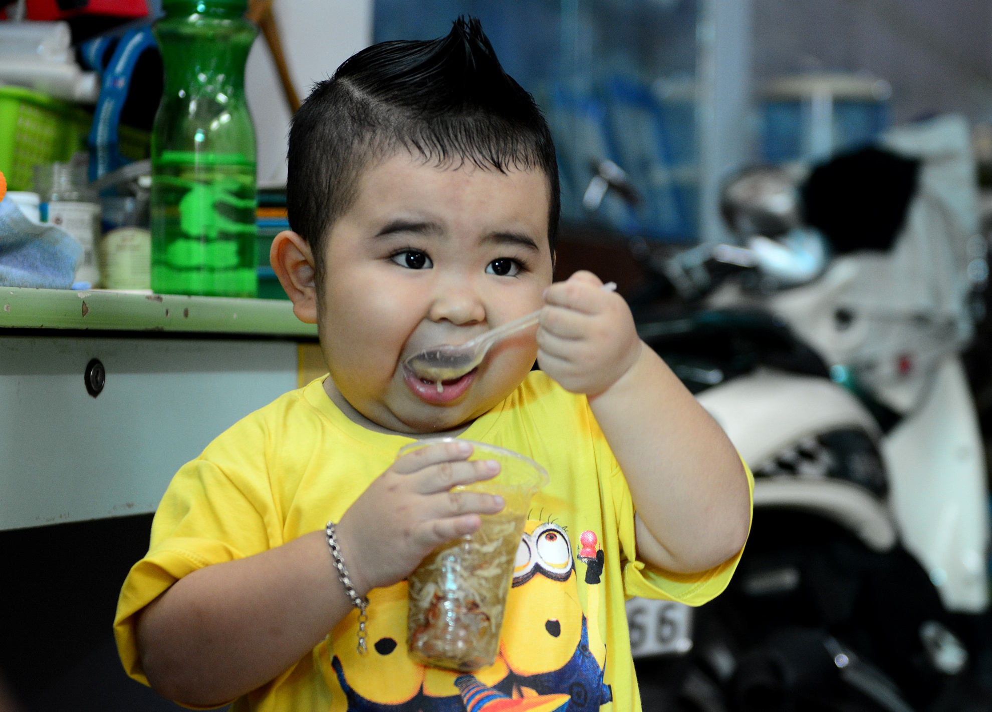 Ku Tin khéo léo trổ tài tự ăn một mình.  Vừa ăn, em không quên làm nũng với vẻ mặt rất đáng yêu.