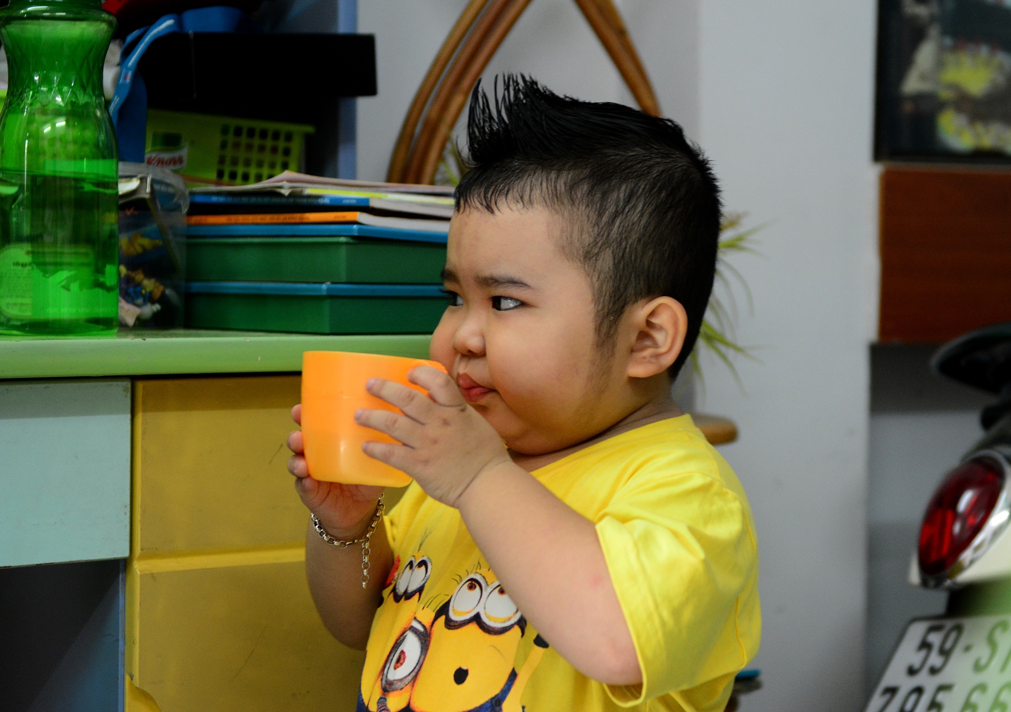 Dù còn nhỏ nhưng Tin được gia đình tập dần tính tự lập. Đến tay, cậu bé đã có thể tự làm những công việc nhỏ, đơn giản như tự xúc cơm, uống nước, vệ sinh cá nhân…