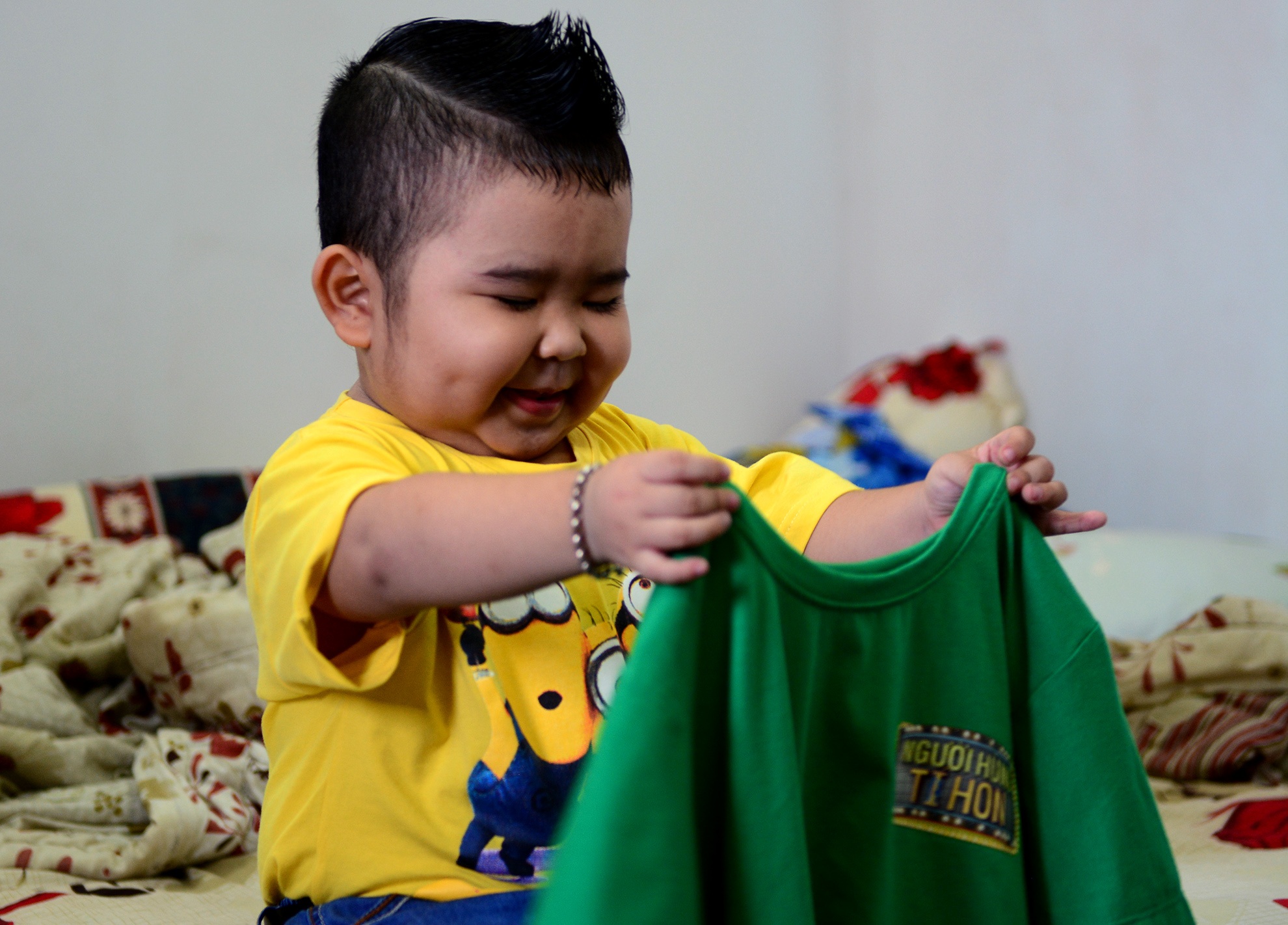 Gần đến giờ đến buổi tổng duyệt, Ku Tin tự giác lấy chiếc áo của Biệt đội tí hon ra ngắm rồi nhờ cậu Ba mặc giúp.