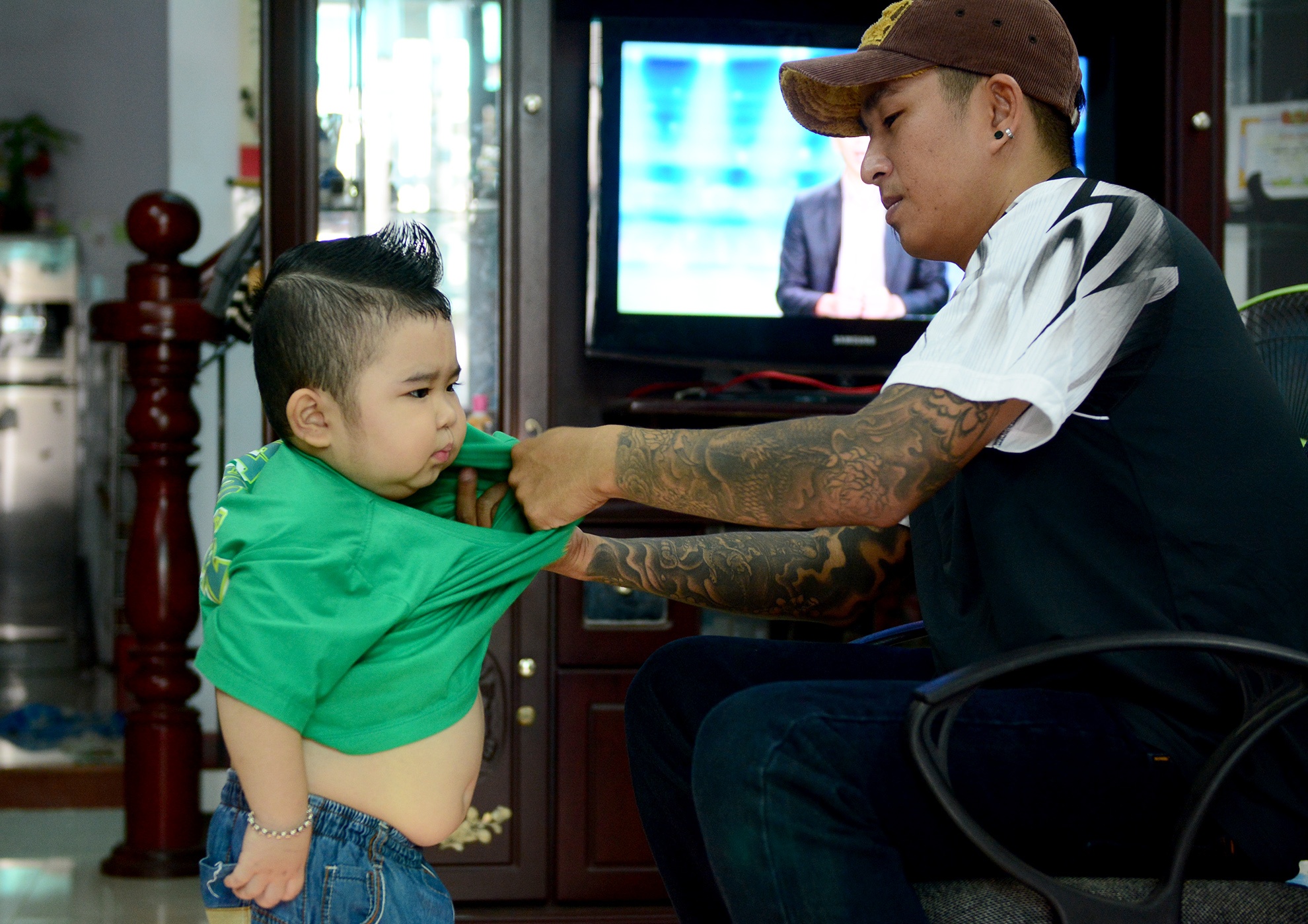 Khi hỏi Tin về chiếc áo đồng phục có phần “quá khổ” so với chiều cao của mình, Tin lập tức giải thích chỉ cần đóng thùng vào là đẹp trai ngay.