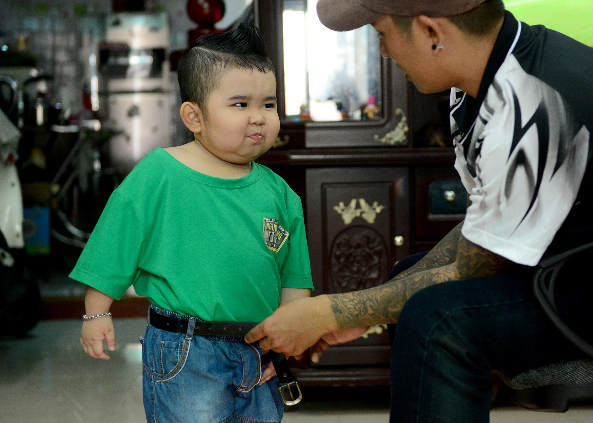 Trong Người hùng tí hon, cậu bé là thành viên của đội ca sĩ Đại Nhân. Ngay từ vòng tuyển sinh, nhóc tì đáng yêu đã “hớp hồn” khán giả với màn trình diễn ca khúc Hồn quê.