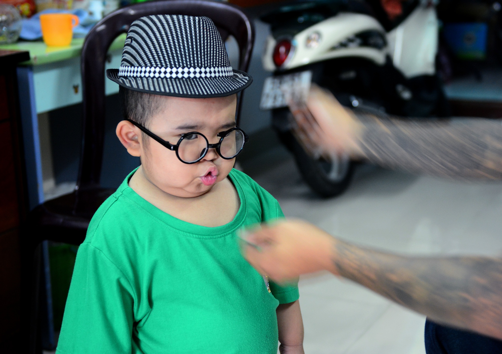 Còn nhỏ nhưng Tin thuộc nhiều ca khúc, đặc biệt là các sáng tác mang âm hưởng dân ca. Cậu bé còn có khả năng nhảy múa, diễn xuất trước ống kính.