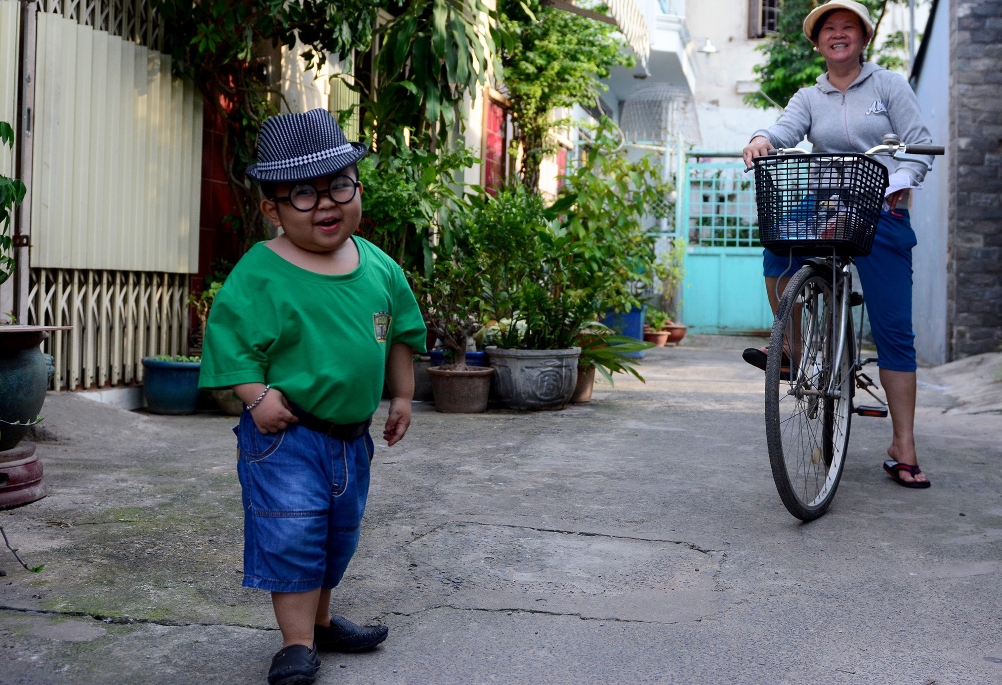 Trước khi khởi hành, cậu bé tíu tít chào hỏi thành viên trong gia đình và cả cô hàng xóm.