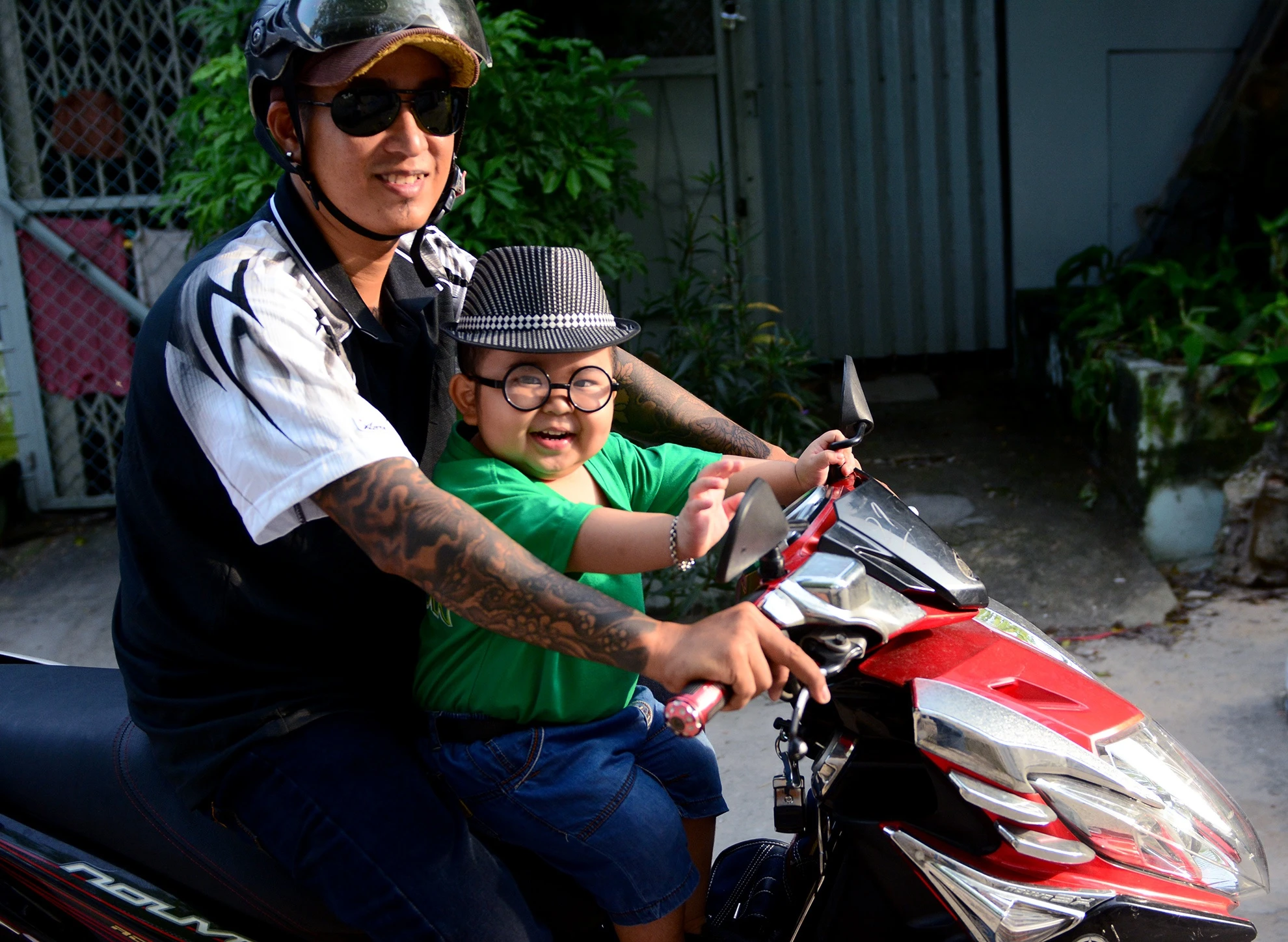 Trong buổi thi này, Tin sẽ trình diễn ca khúc Gọi trâu. Trên xe, cậu bé vừa nghêu ngao hát, vừa trò chuyện không ngớt với những câu nói đậm chất “ông cụ non”.