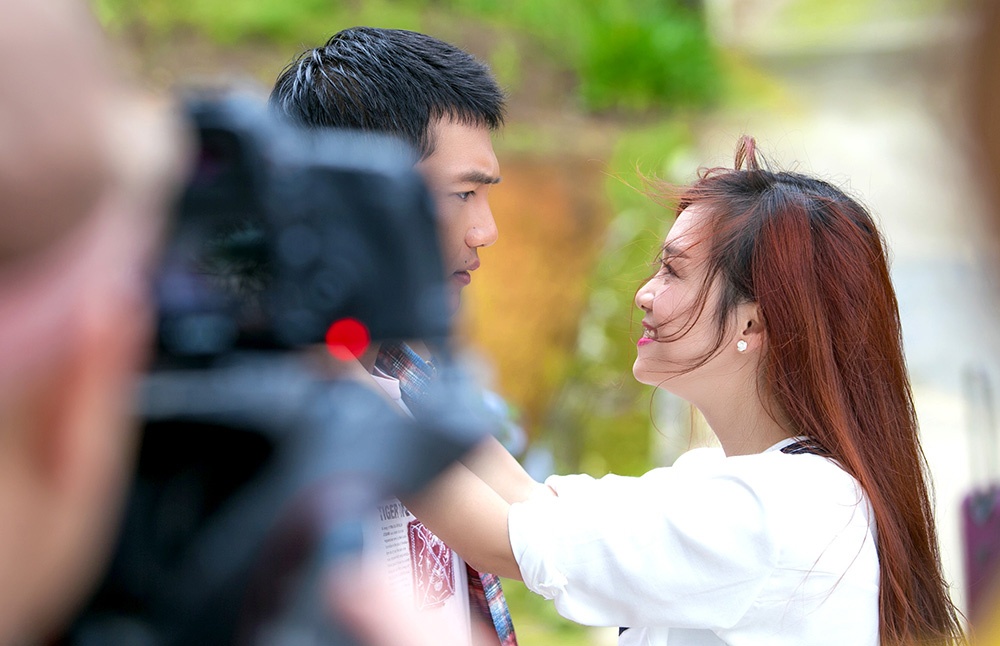 Trong phim, Đinh Hương vào vai một cô ca sĩ trẻ nhiều đam mê nhưng gặp không ít sóng gió. Phía sau hào quang sân khấu là những khó khăn, nước mắt và bế tắc mà không phải ai cũng hiểu được. Nhân vật của Đinh Hương và Quang Tuấn từng yêu nhau nhưng sau khi chia tay cô để lại trong lòng anh một vết thương lớn cho đến lúc anh gặp nhân vật do Nhã Phương thủ vai - một cô gái mắc bệnh hiểm nghèo nhưng có ý chí.