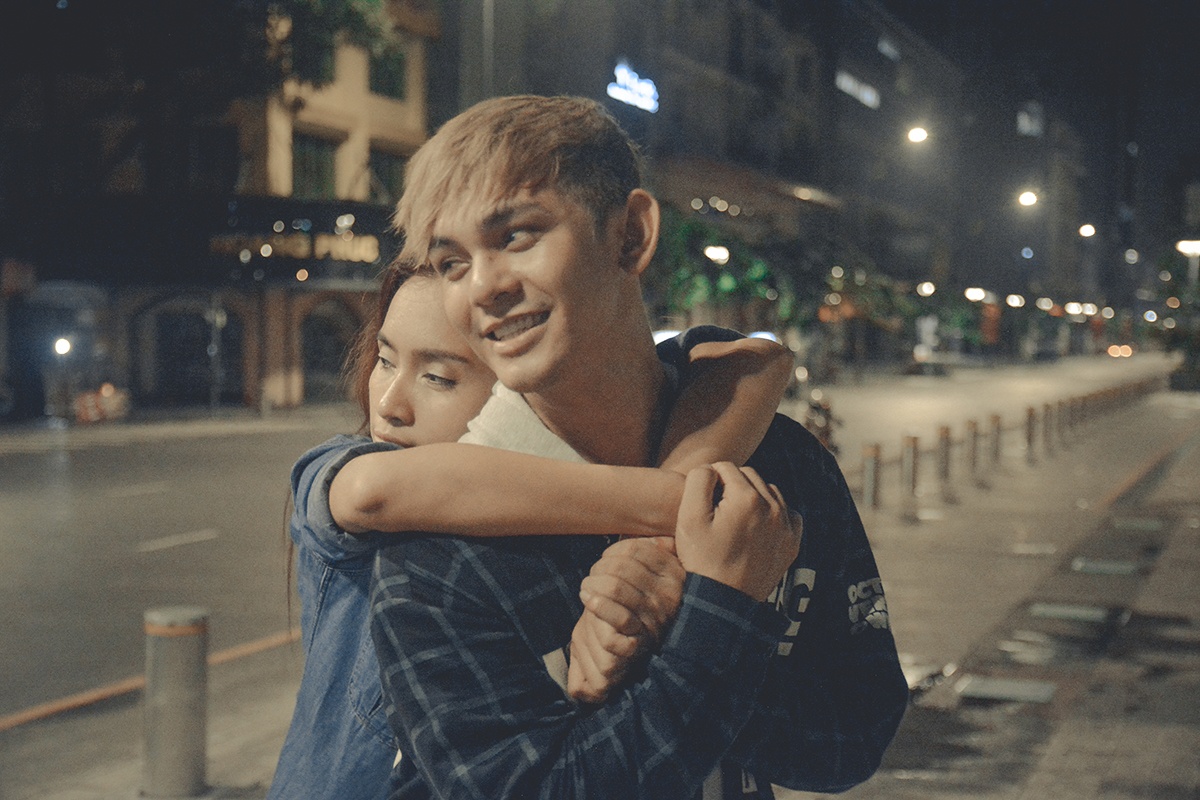 Là bạn thân thiết ngoài đời, nên khi được ngỏ lời, Ái Phương vui vẻ nhận lời xuất hiện trong MV với vai trò diễn viên.