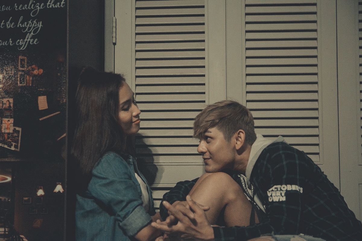 Trong MV, cặp đôi phải thực hiện những cảnh tình tứ như nắm tay, ôm ấp , đùa giỡn. Nữ ca sĩ  Tôi thấy hoa vàng trên cỏ xanh chia sẻ ban đầu cô hơi ngại ngùng tuy nhiên khi bắt tay vào việc, mọi thứ dần suôn sẻ. 