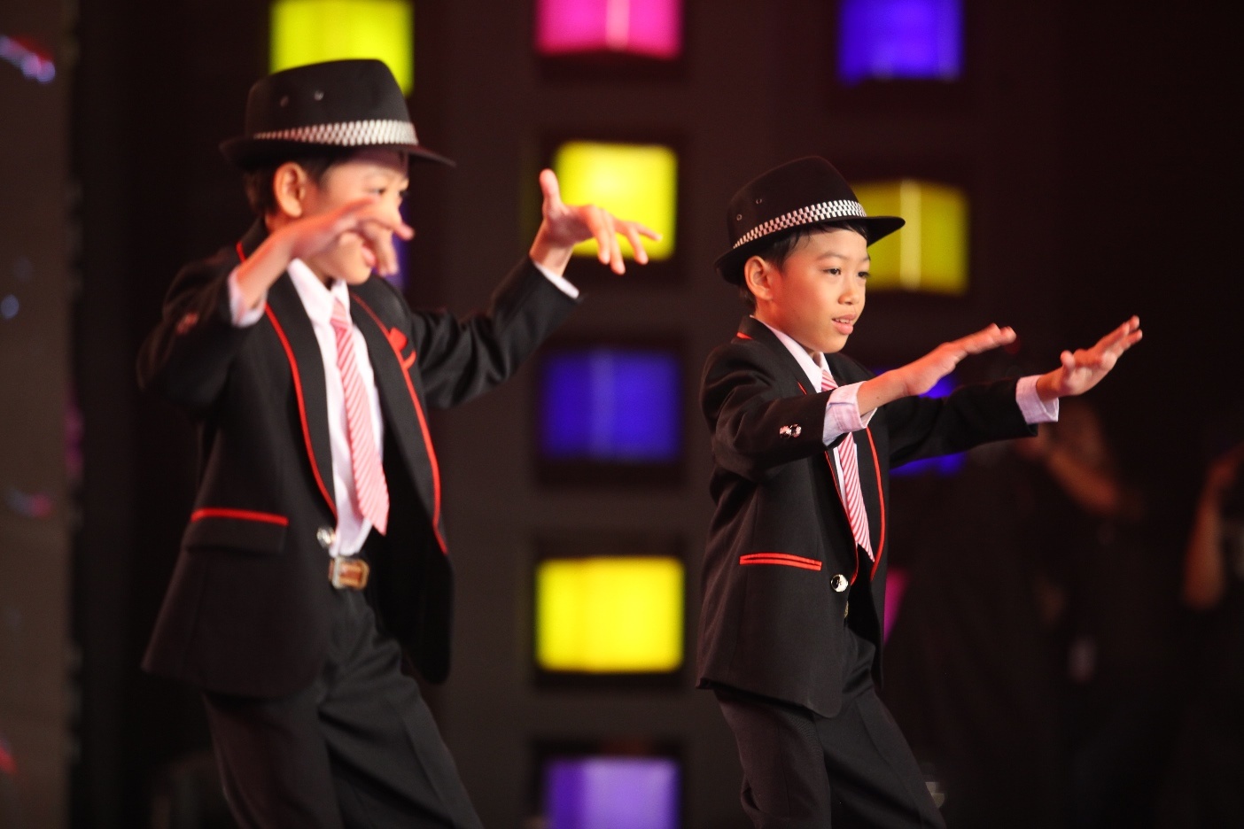 Trong khi đó, hai chàng trai cũng khiến khán giả thích thú khi nhảy Micheal Jackson.