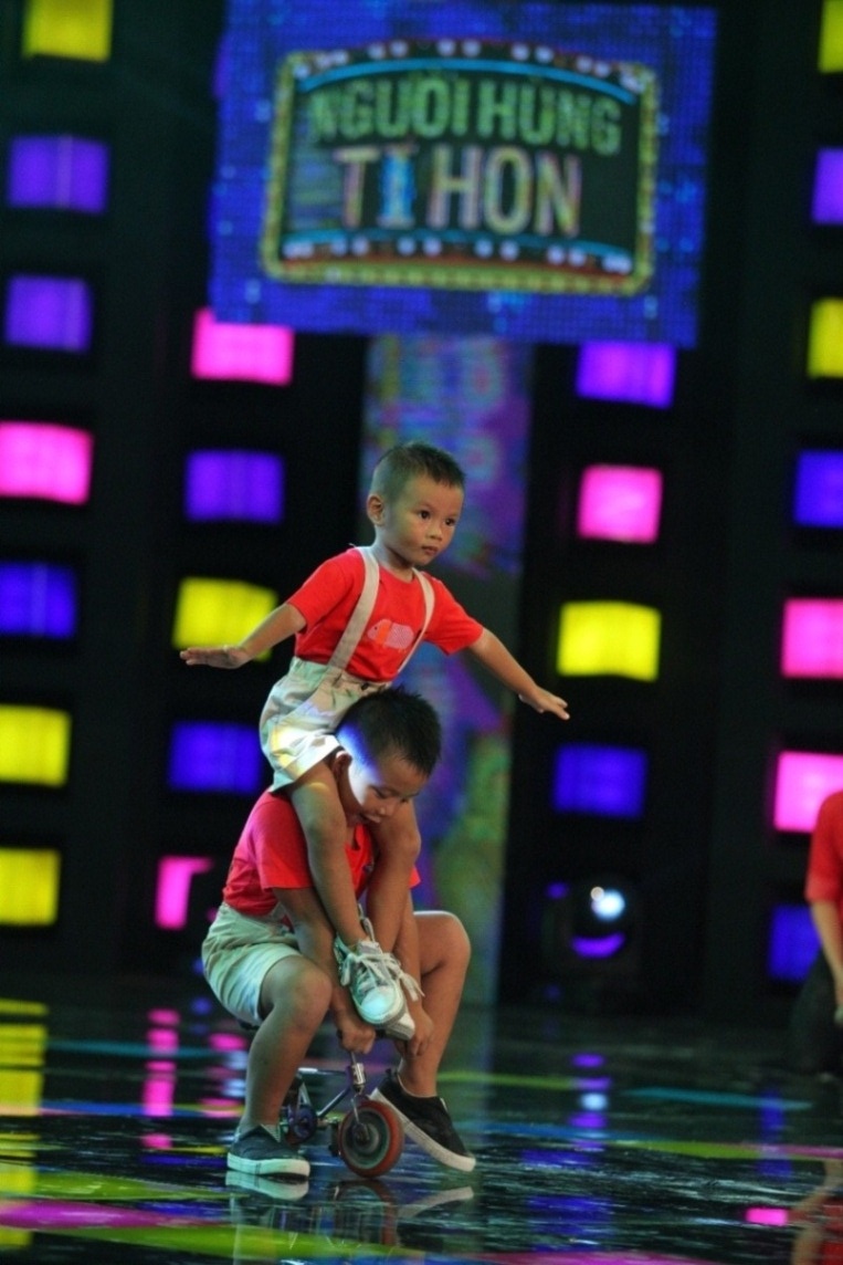 Không may mắn, đối thủ của Phương Nhi lại khá “nặng ký” khi sở hữu một tài năng hoàn toàn khác biệt - biểu diễn xiếc, ảo thuật. Sự đặc biệt này giúp Minh Nhựt – Minh Quang dễ dàng đi thẳng vào phòng chờ gặp đội trưởng Hòa Minzy.