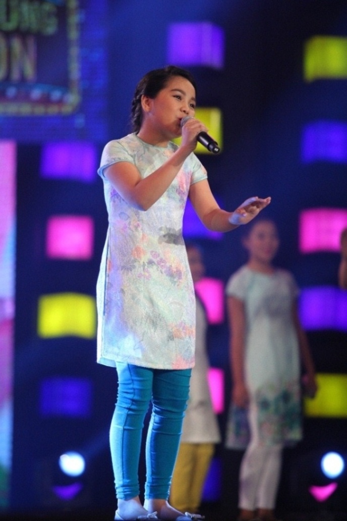 sinh Nguyệt Thu là người may mắn được đi tiếp nhờ giọng hát tròn, khả năng chơi nhạc cụ dân tộc và gương mặt sáng sân khấu. 