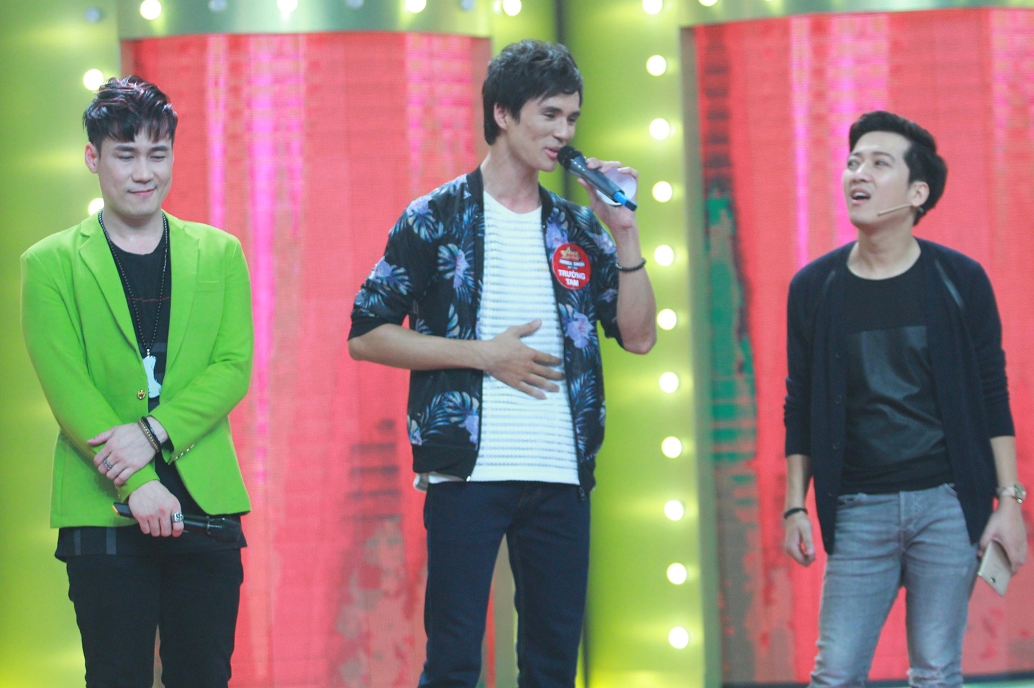 MC Ca si giau mat bi khach moi tay bat loi ngon ngu hinh anh