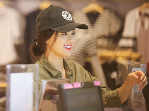 Ha Vi tuoi cuoi giua on ao yeu Cuong Do la hinh anh