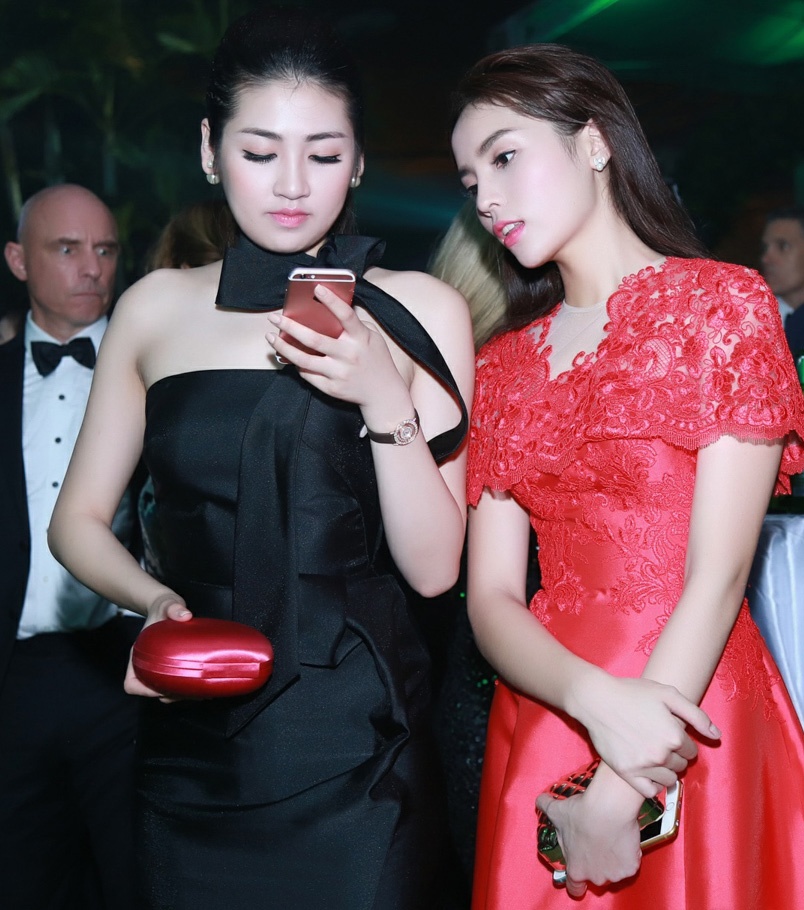 Ngoài ra, đương kim Hoa hậu Việt Nam cùng ê-kíp đang lên kế hoạch cho các hoạt động của quỹ từ thiện riêng đến trẻ em nghèo trong mùa đông này.